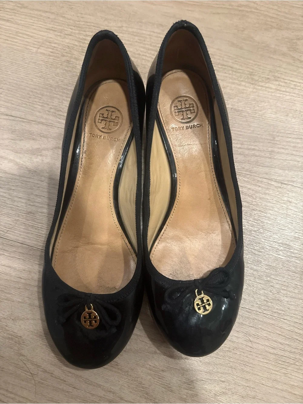 Tory Burch Chelsea Patent Leather Charm Wedge Pumps Black Size 8